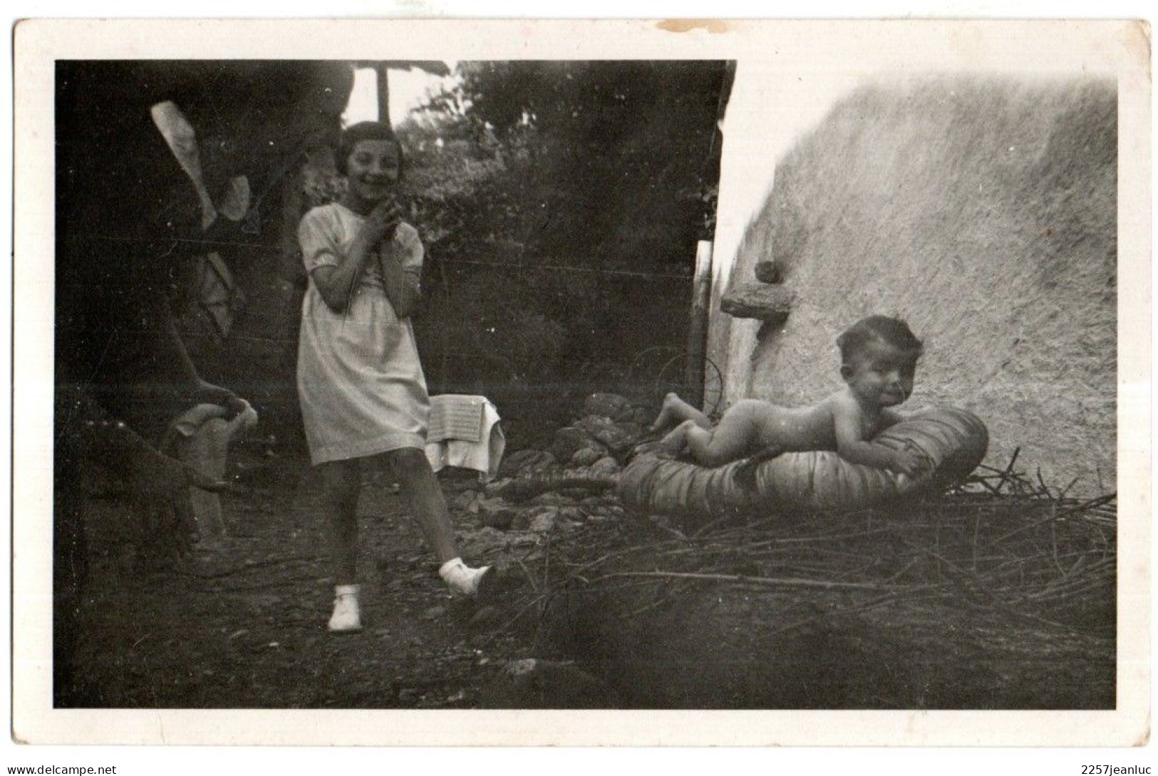 C Photo Scène De Famille  D'une Mère Avec Bébé Et Sa Grande Soeur Qui Applaudie - Groupes D'enfants & Familles