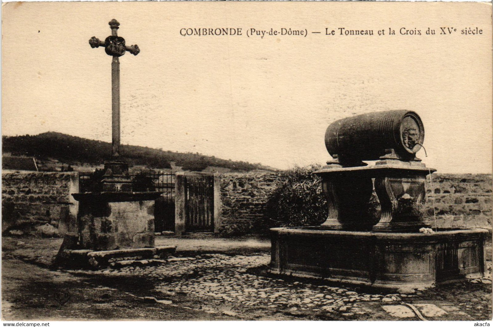 CPA Combronde Le Tonneau Et La Croix Du XV Siecle FRANCE (1304348) - Combronde
