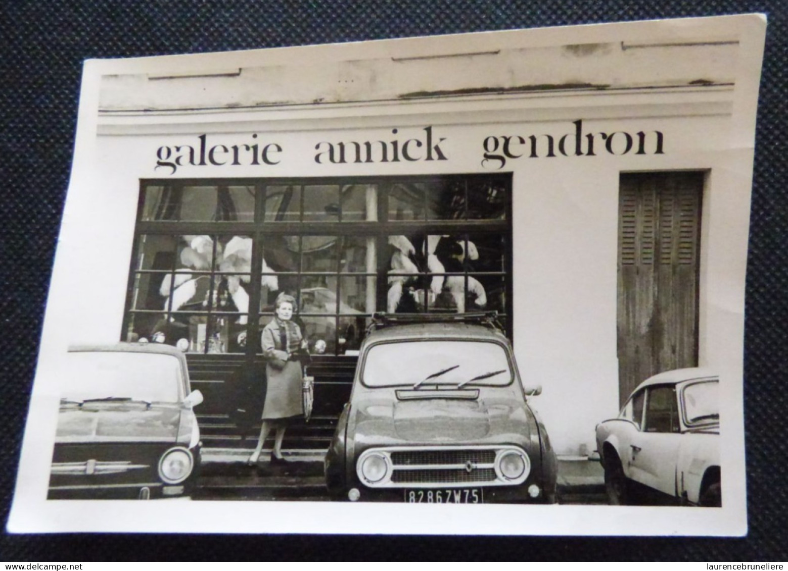 75  PARIS  -  RENAULT  4 L -GALERIE ANNICK GENDRON   - ARTISTE PEINTRE  - RUE DE LA BUCHERIE - Coches