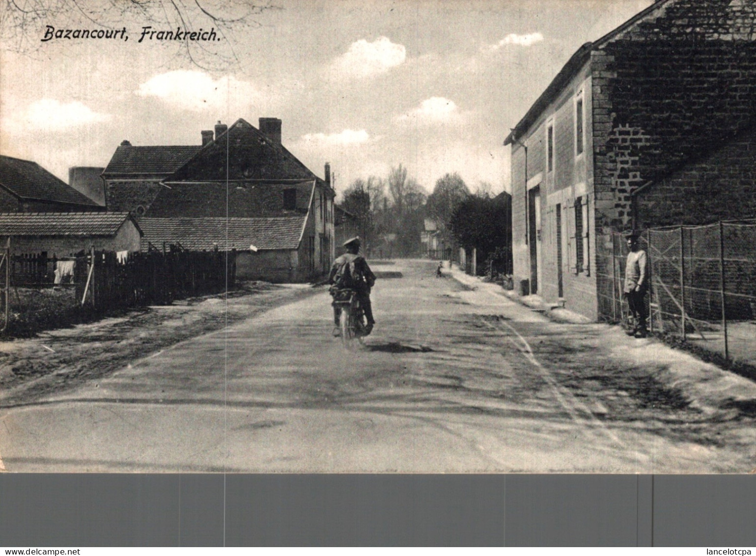 51 - BAZANCOURT / CARTE POSTALE ALLEMANDE - SOLDAT ALLEMAND EN MOTO - Bazancourt