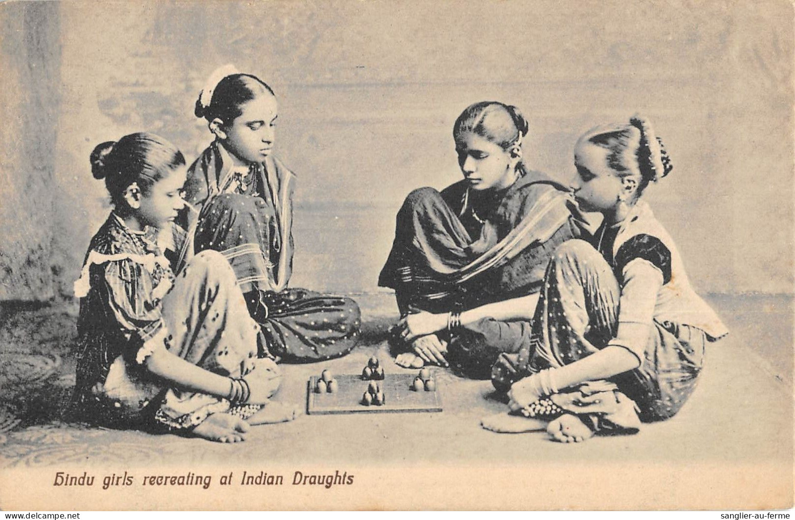 CPA INDE HINDU GIRLS RECREATING AT INDIAN DRAUGHTS - India