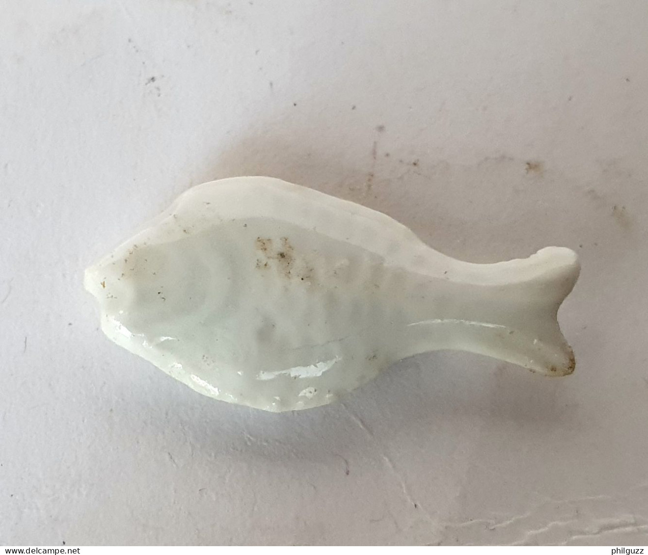 FEVE ANCIENNE  EN PORCELAINE BLANCHE EMAILLEE LAPLAGNE - POISSON LIMANDE 1 - Anciennes