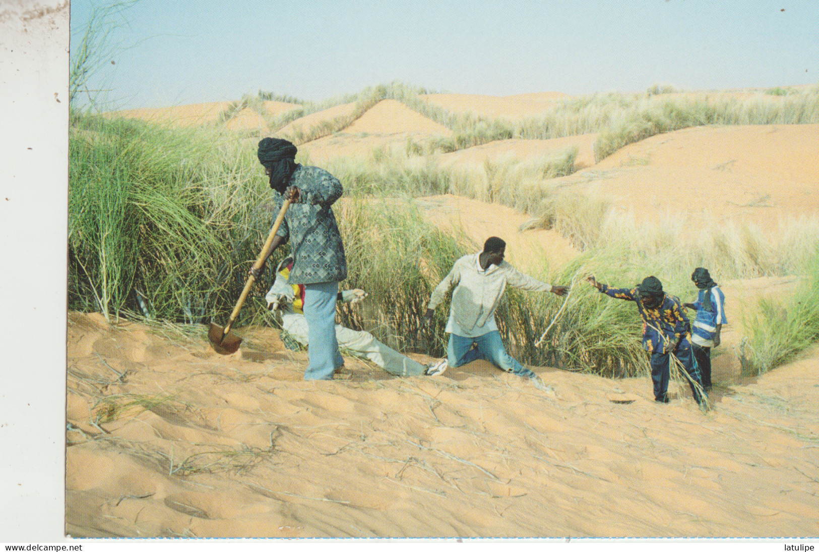 Carte De Mauritanie ..Sortie De Nouakchott Les Vents De Sable Sont Omni Presents _L'Homme Defie Le Desert Pour Survivre - Mauritania