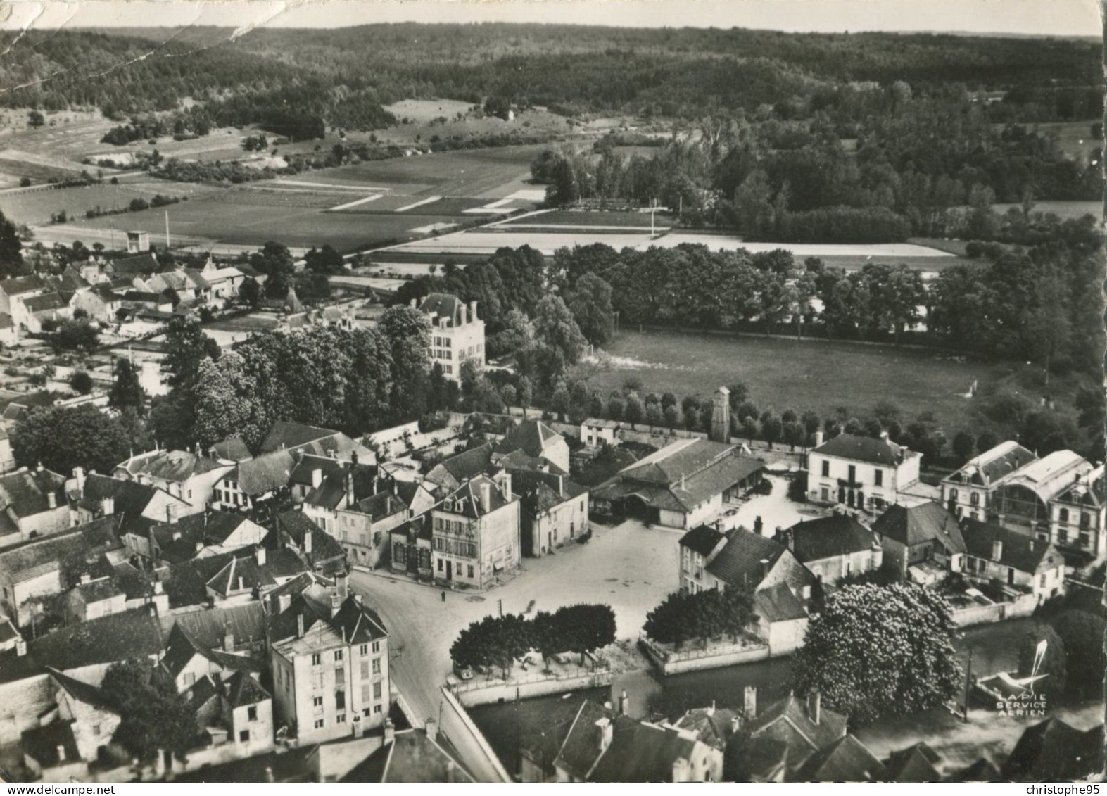 10 .n° 25065. Essoyes . Place Du Marche. Vue Generale Aerienne. Carte Postale Photo . Cpsm. - Essoyes