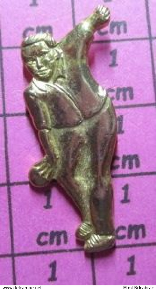 1015B Pin's Pins / Beau Et Rare / SPORTS / PETANQUE JOUEUR DE BOULES METAL JAUNE - Petanca