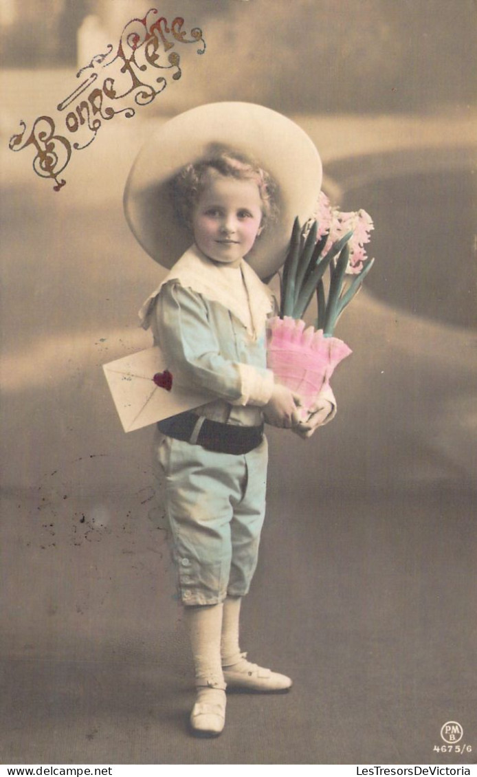 FANTAISIE - Enfant Au Chapeau Avec Des Jacinthes Et Une Enveloppe - Carte Postale Ancienne - Sonstige & Ohne Zuordnung