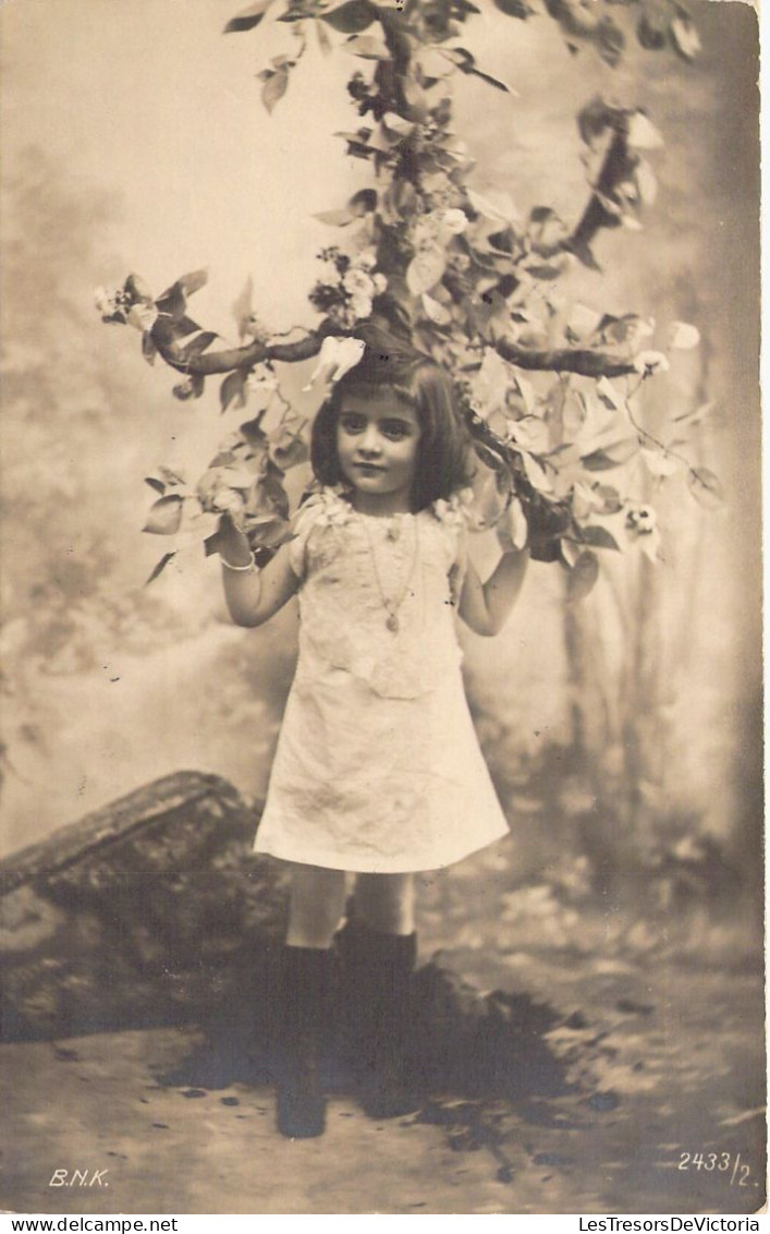 FANTAISIE - Enfant En Robe Blanche  - Carte Postale Ancienne - Autres & Non Classés