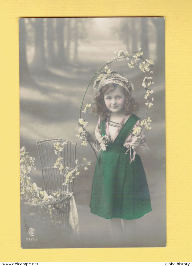 XA1419 JEUNE FILLE  FILLETTE ,  FAMOUS 1920 MODEL KATHERINE ASHTON GARLAND WITH FLOWERS RPPC - Portraits