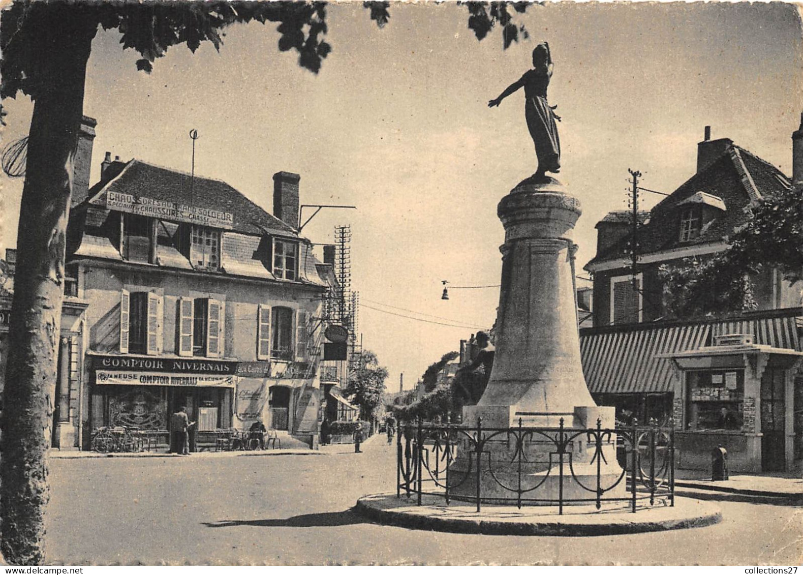 58-COSNE-SUR-LOIRE- PLACE DE LA REPUBLIQUE ET AVENUE DE LA GARE - Cosne Cours Sur Loire