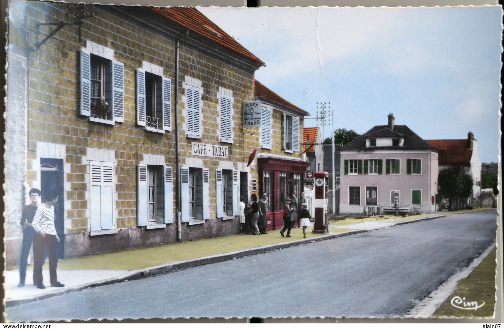 Carte Postale Couleur : 95 : BAILLET EN FRANCE : La Grande Rue Et La Mairie, "Café Tabac", Pompe à Essence, Animé, CIM - Baillet-en-France