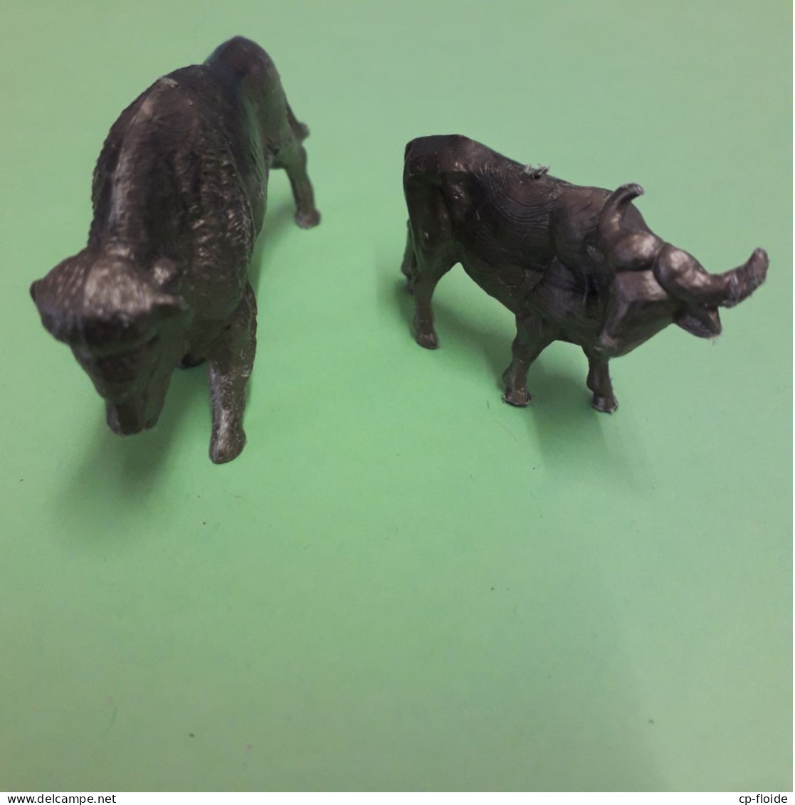 JOUET . 2 FIGURINES . ANIMAUX . " VACHE & BISON " . CADEAUX LESSIVE OMO - Réf. N°43J - - Other & Unclassified