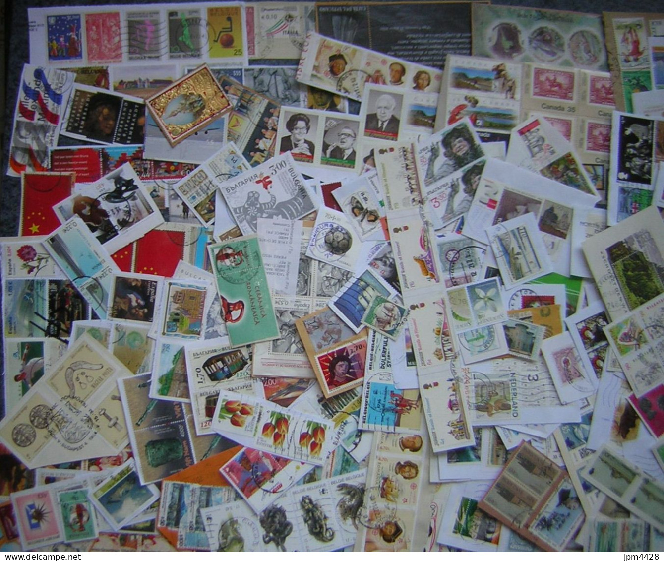 Monde Lot Vrac De 970grs TP Timbres Oblitérés, Plusieurs Miliers De Timbres, Trés Bon Lot  - Sur Papier - Lots & Kiloware (mixtures) - Min. 1000 Stamps