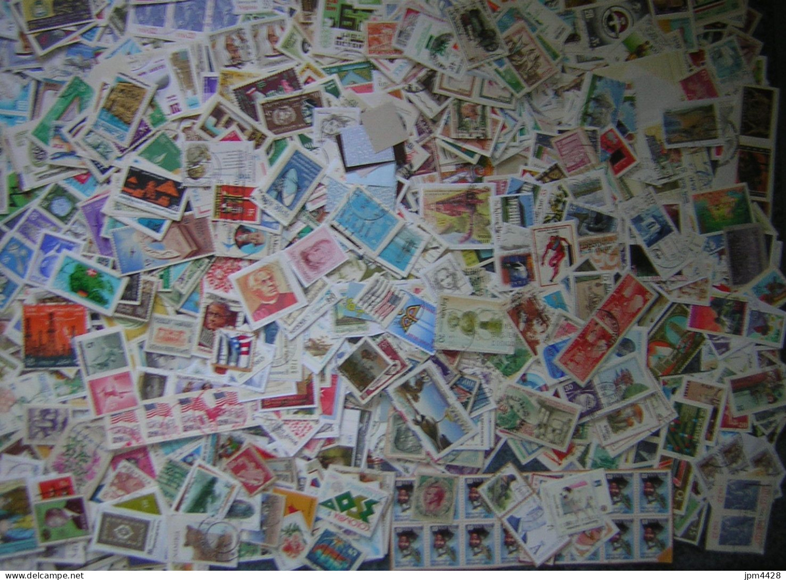 Monde Lot Vrac De 970grs TP Timbres Oblitérés, Plusieurs Miliers De Timbres, Trés Bon Lot  - Sur Papier - Lots & Kiloware (mixtures) - Min. 1000 Stamps