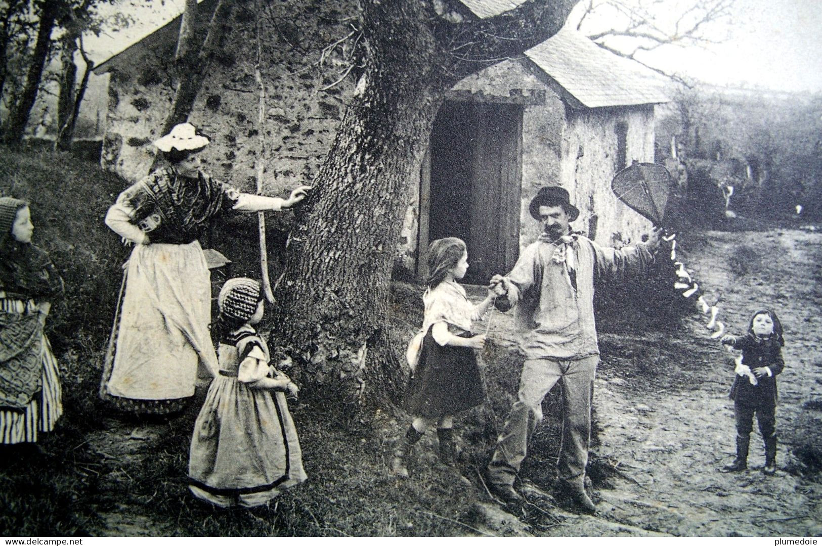 CPA JEU JOUET  LA VIE AUX CHAMPS . LE CERF VOLANT . ENFANTS . 1907 . FAMILY PLAYING WITH KITE RARE  OLD PC - Groupes D'enfants & Familles