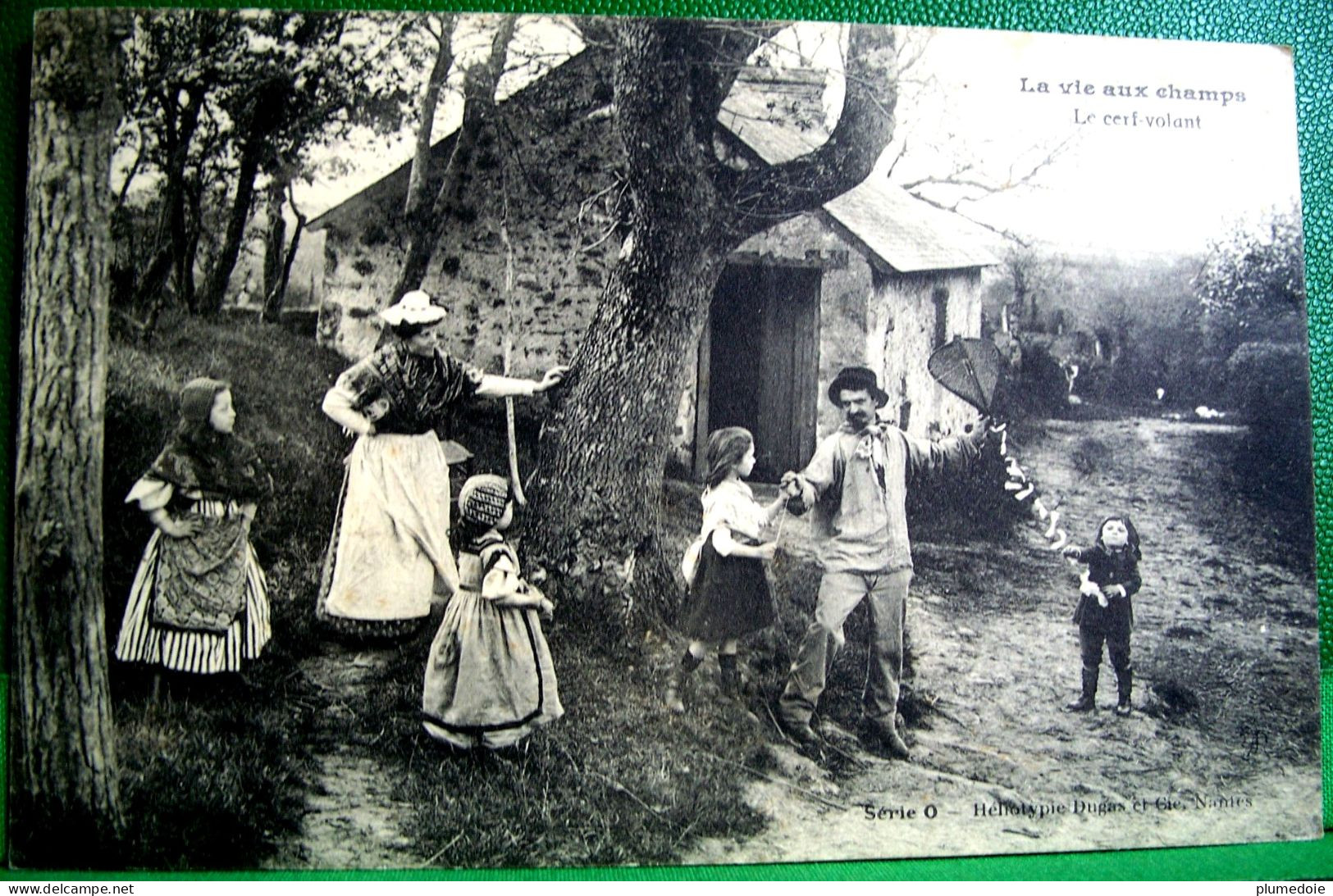 CPA JEU JOUET  LA VIE AUX CHAMPS . LE CERF VOLANT . ENFANTS . 1907 . FAMILY PLAYING WITH KITE RARE  OLD PC - Groupes D'enfants & Familles