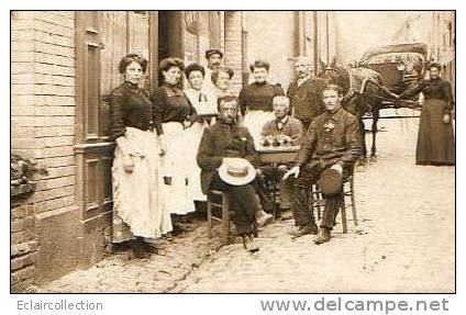 Le Mans     72   . Carte Photo.. Groupe De Personnes Attablées Devant Un Café (voir Scan) - Le Mans