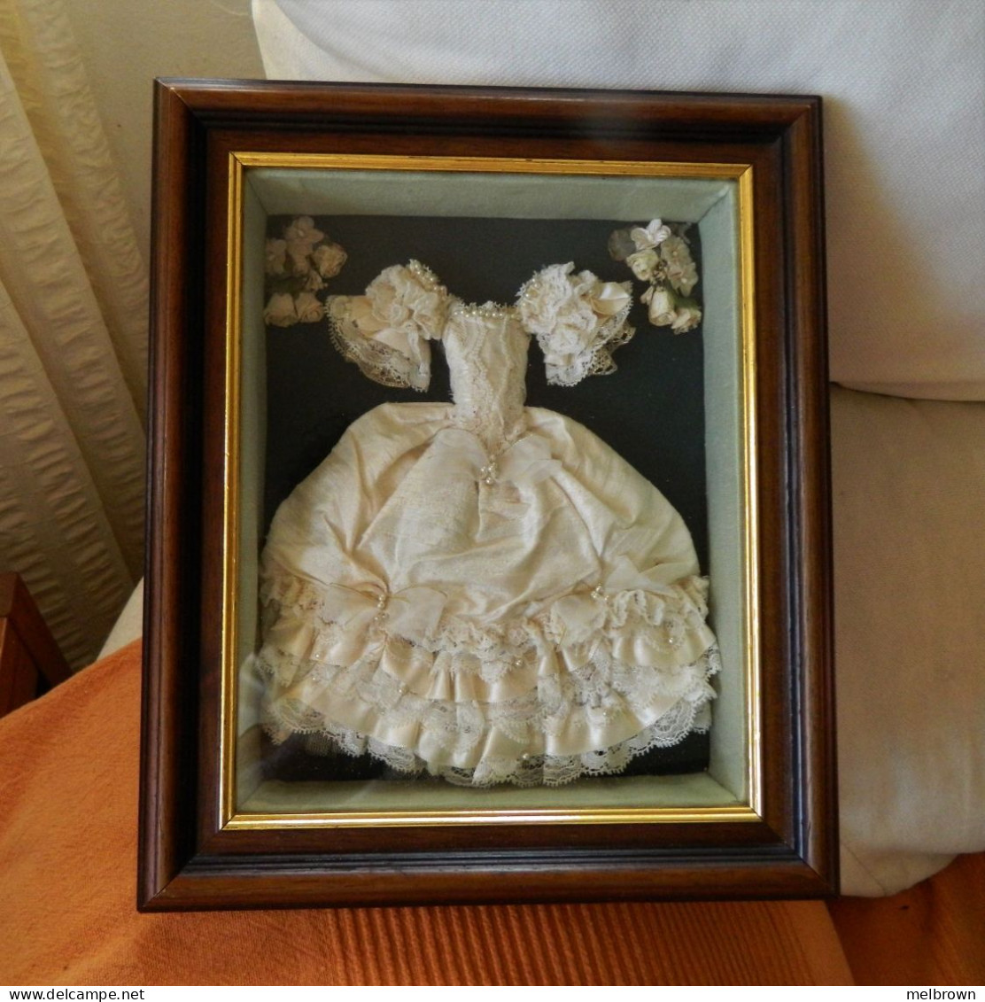 MINIATURE Framed Cream Taffeta And Lace Wedding Dress Collectible - 32 Cm X 26 Cm - Andere & Zonder Classificatie