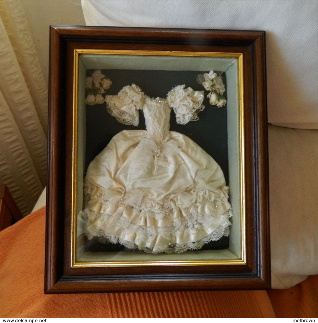 MINIATURE Framed Cream Taffeta And Lace Wedding Dress Collectible - 32 Cm X 26 Cm - Altri & Non Classificati