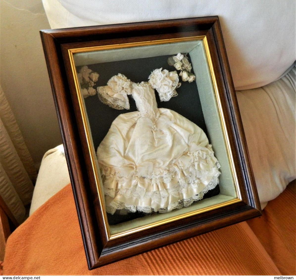 MINIATURE Framed Cream Taffeta And Lace Wedding Dress Collectible - 32 Cm X 26 Cm - Other & Unclassified