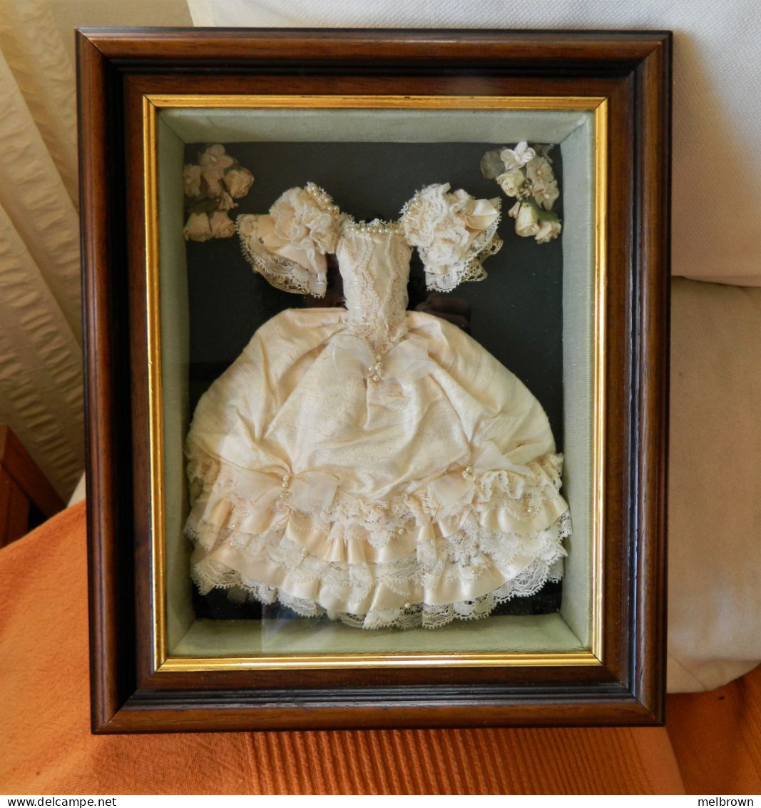 MINIATURE Framed Cream Taffeta And Lace Wedding Dress Collectible - 32 Cm X 26 Cm - Autres & Non Classés