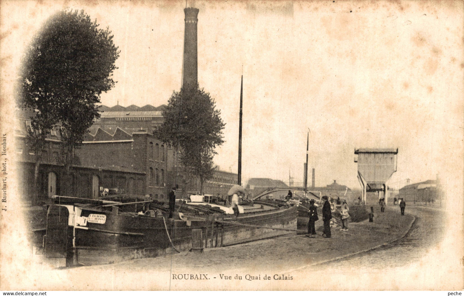 N°104761 -cpa Roubaix -vue Du Quai De Calais -une Péniche- - Péniches