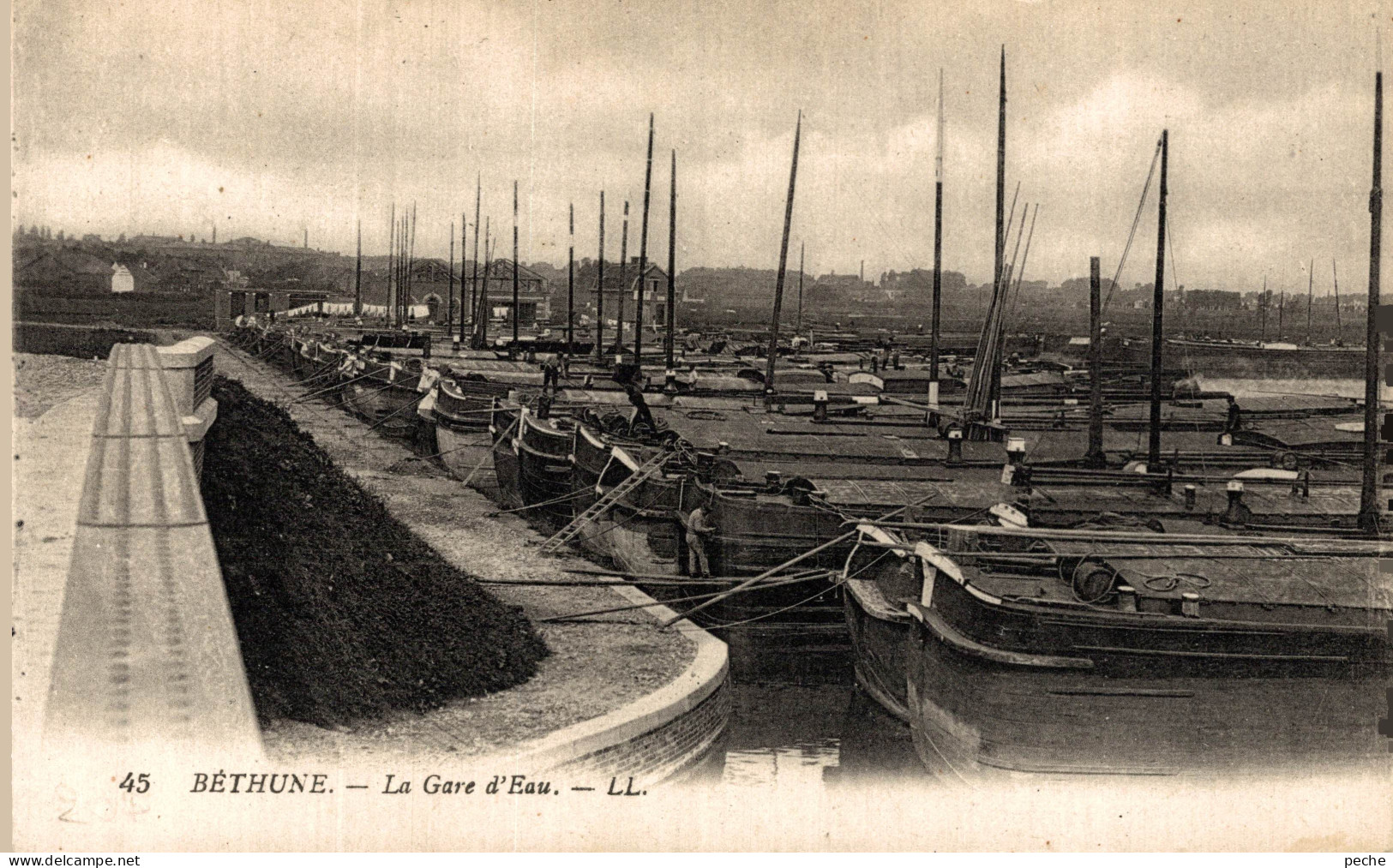 N°104763 -cpa Béthune -la Gare D'eau- Péniches- - Péniches