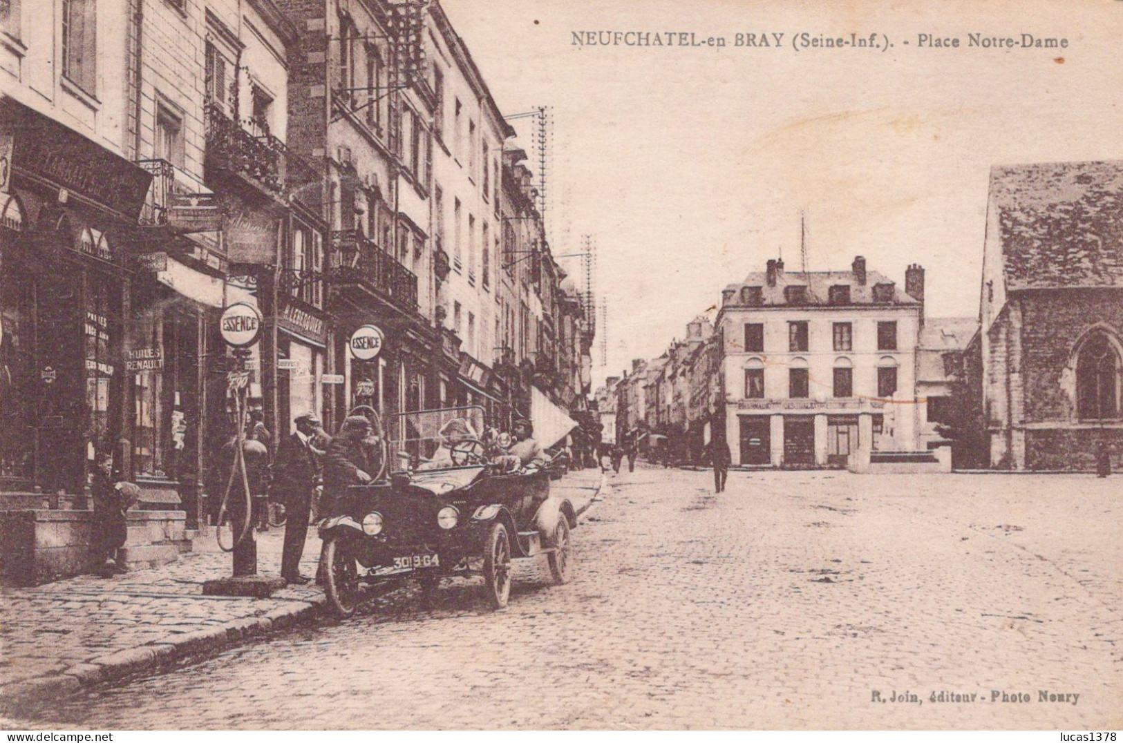 76 / NEUFCHATEL En BRAY - Place Notre Dame - POMPE à ESSENCE - VOITURE - Neufchâtel En Bray