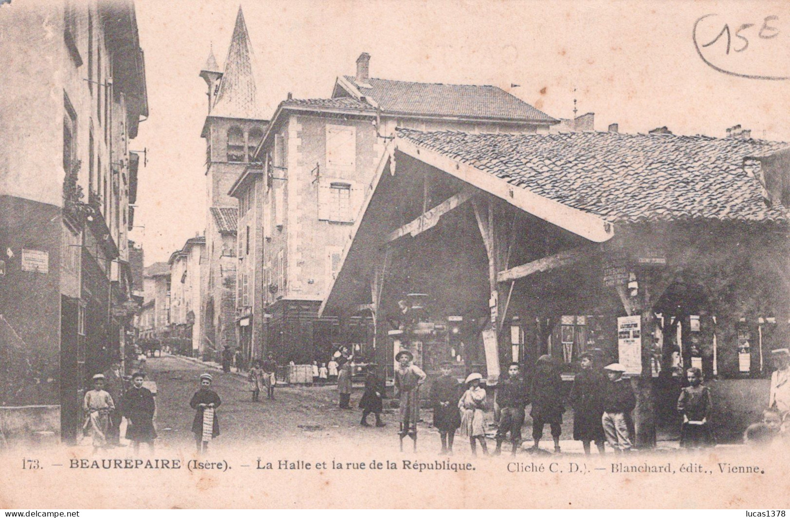 38 / BEAUREPAIRE / LA HALLE ET LA RUE DE LA REPUBLIQUE - Beaurepaire