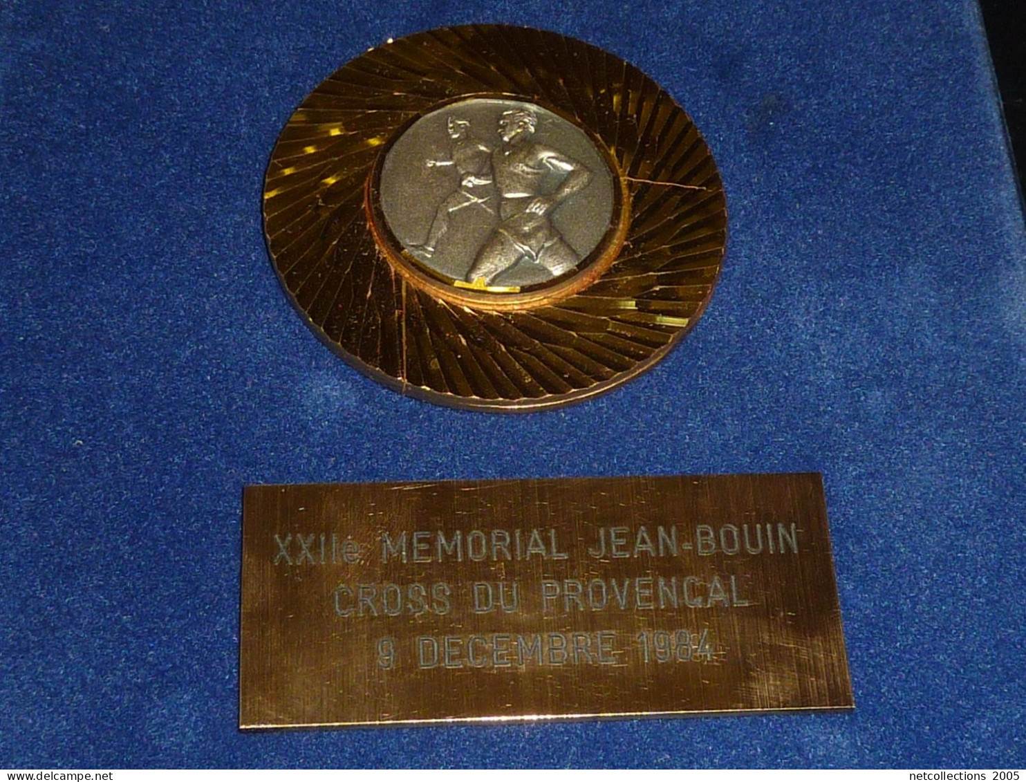 MEDAILLE PLAQUE POUR LE XXII° MEMORIAL JEAN BOUIN " CROSS DU PROVENCAL 9 DEC 1984 " - DANS SON ECRIN (06/23) - Atletiek