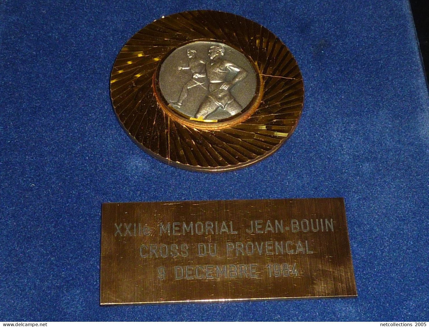 MEDAILLE PLAQUE POUR LE XXII° MEMORIAL JEAN BOUIN " CROSS DU PROVENCAL 9 DEC 1984 " - DANS SON ECRIN (06/23) - Leichtathletik