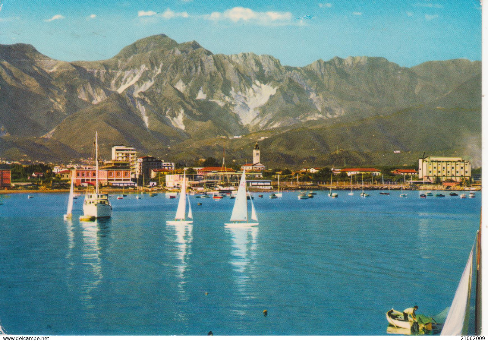 MARINA DI CARRARA - IL PORTO E SULLO SFONDO LE ALPI APUANE - NAVI BARCHE SHIPS - V1981 - Carrara