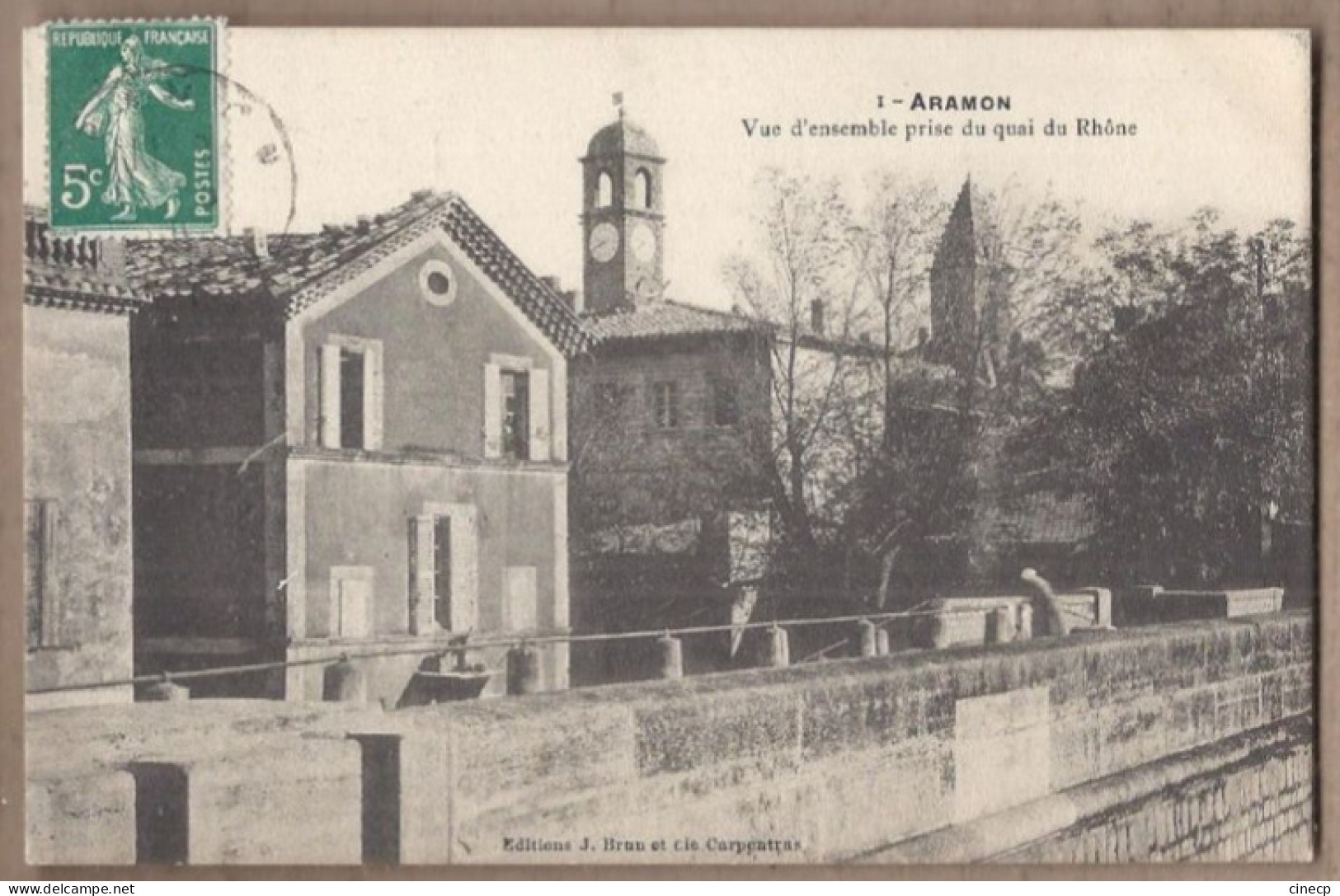 CPA 30 - ARAMON - Vue D'ensemble Prise Du Quai Du Rhône - TB PLAN Intérieur Partie Du Village Petite Animation - Aramon