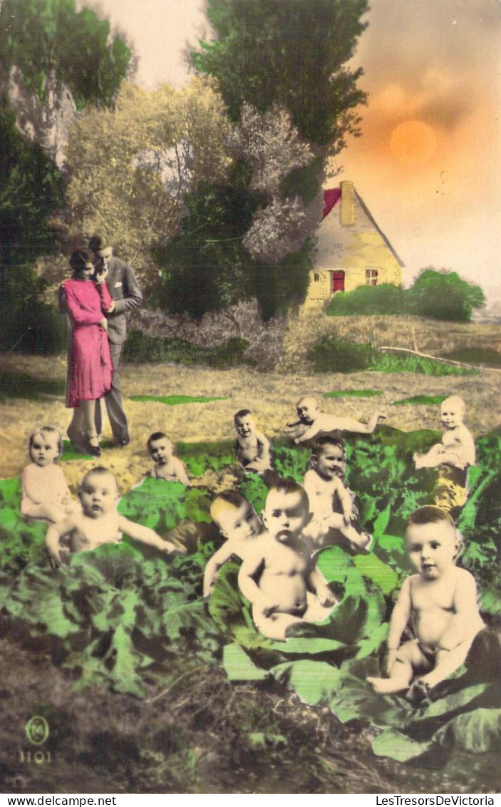 FANTAISIE - Un Couple Admire Les Bébés Dans Les Choux - Carte Postale Ancienne - Bebes