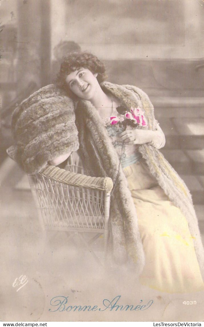 FANTAISIE - Femme Souriante Dans Un Fauteuil En Rotin Avec De La Fourrure Au Cou -  Carte Postale Ancienne - Femmes