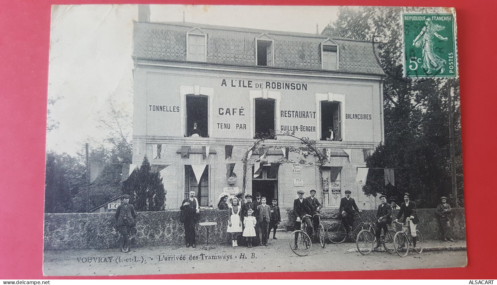 Vouvray , L'arrivée Des Tramways , Devant Le Café à L'ile Robinson - Vouvray