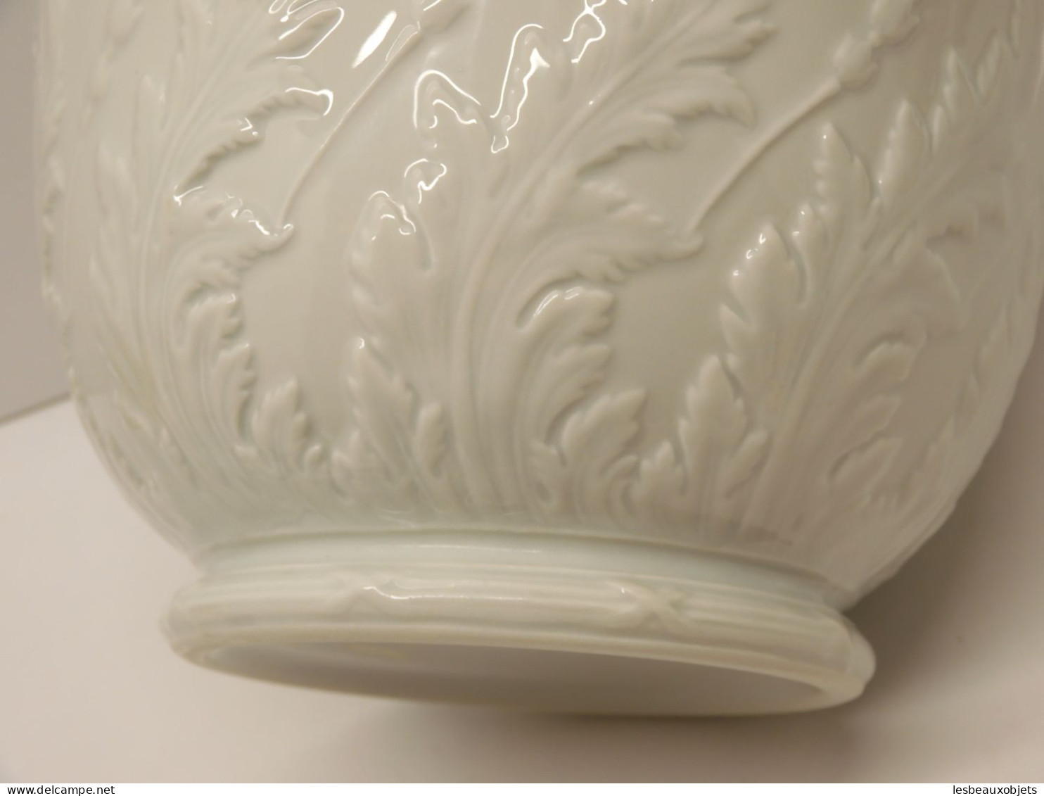 -JOLI CACHE POT PORCELAINE de LIMOGES déco de FEUILLES en épaisseur collection   E