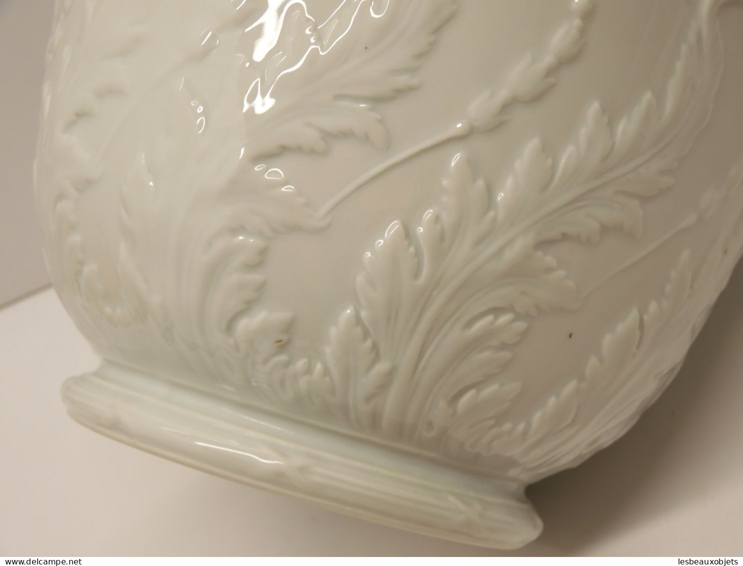 -JOLI CACHE POT PORCELAINE de LIMOGES déco de FEUILLES en épaisseur collection   E