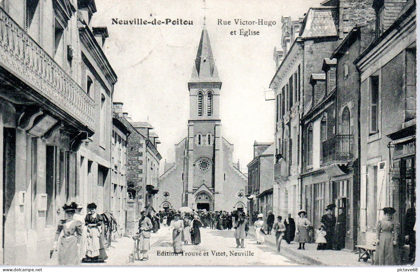 CPA 86 - NEUVILLE DE POITOU - LA RUE VICTOR HUGO ET L'EGLISE - Neuville En Poitou