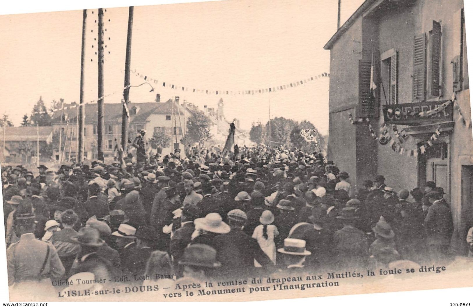 L'ISLE-sur-le-DOUBS (Doubs) - Après Remise Du Drapeau Aux Mutilés La Foule Se Dirige Vers Le Monument Pour Inauguration - Isle Sur Le Doubs