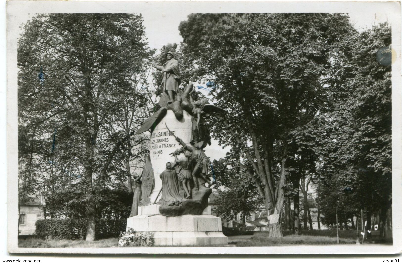 SAINT DIE ( VOSGES) -  LE MONUMENT Aux MORTS En 1950 - - Monuments Aux Morts
