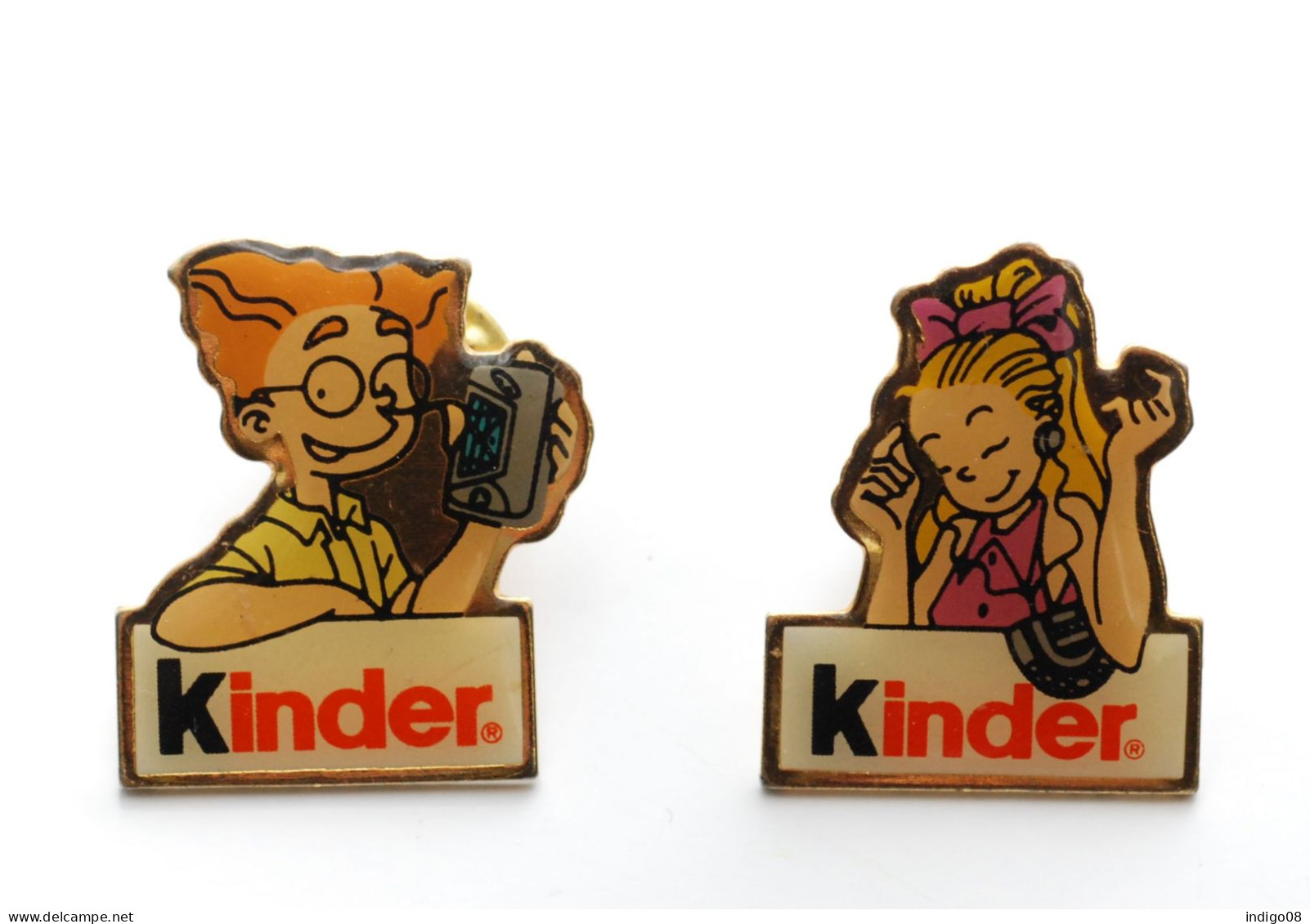 2 Pin's Famille Kinder Ferrero 1993 - Pin's (Badges)