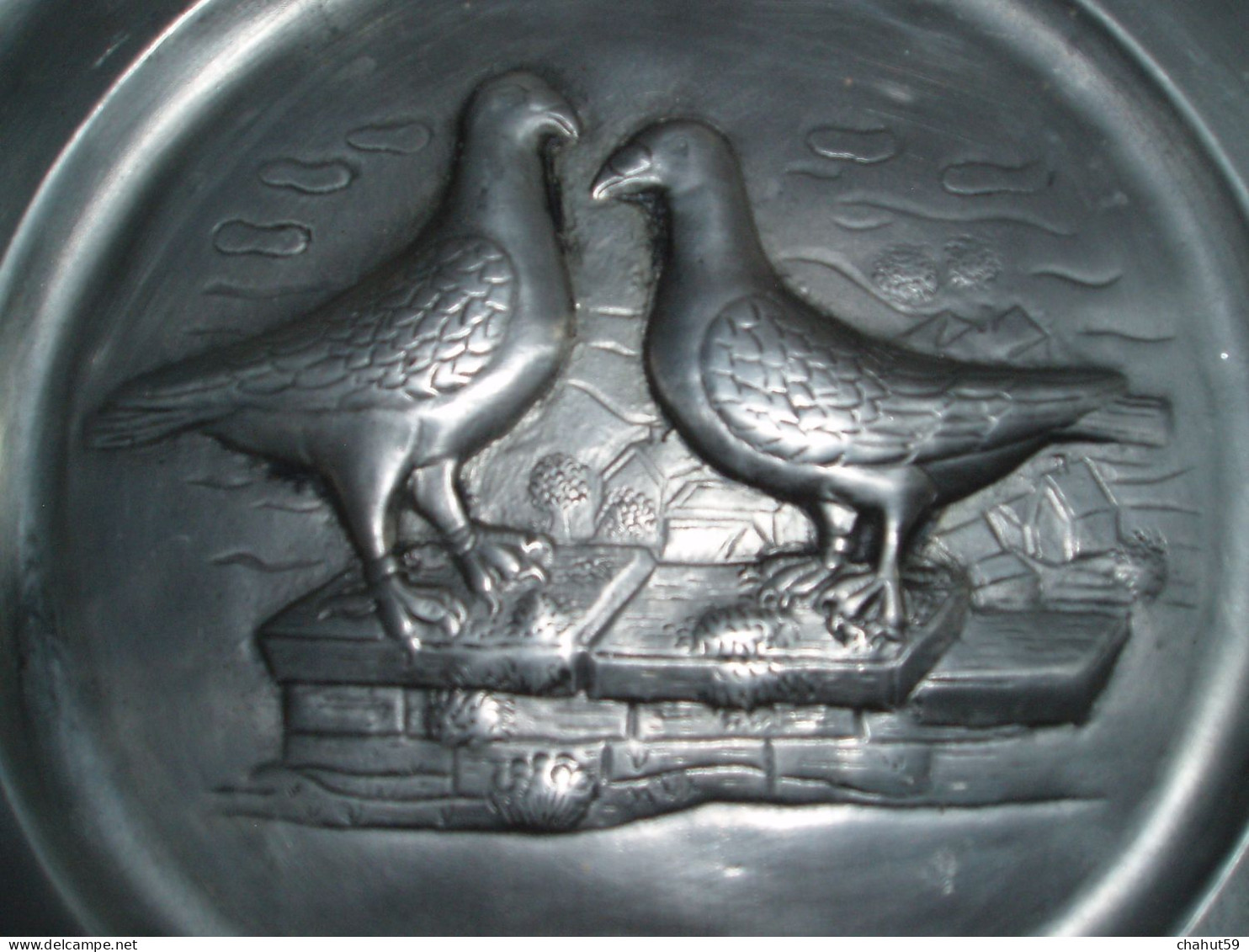 ASSIETTE ANIMALIERE En ETAIN REPRESENTANT Un COUPLE DE PIGEONS . - Tins