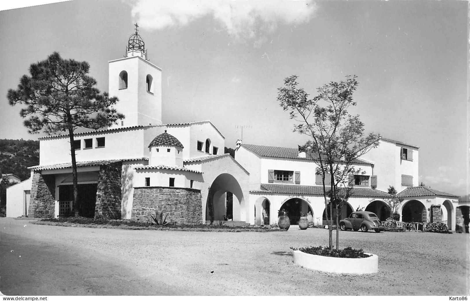 Roquebrune Sur Argens * Les Calanques Des Issambres * La Place Et L'église Du Village - Roquebrune-sur-Argens