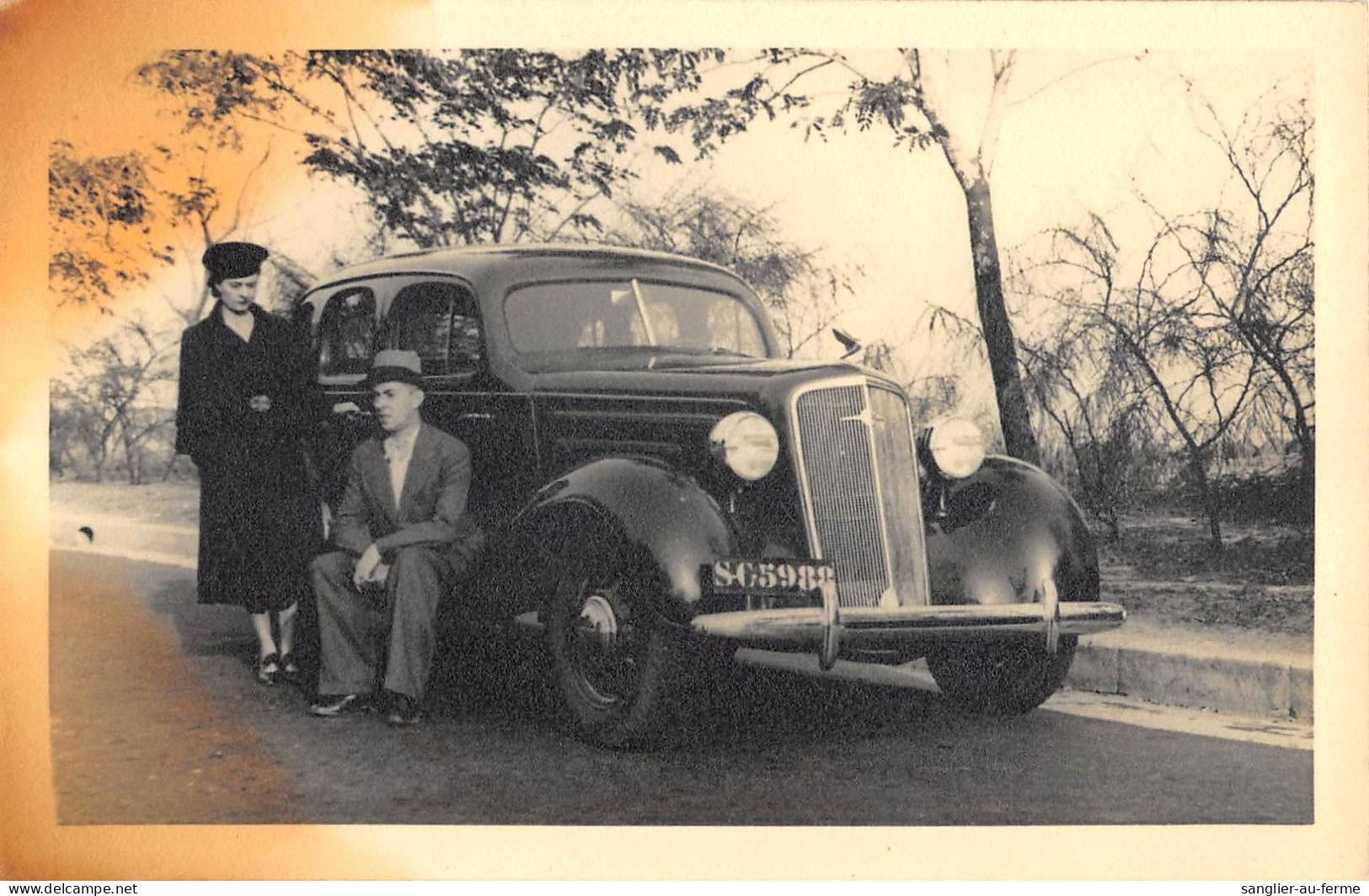 CPA SENEGAL CARTE PHOTO AVEC DES COLONS DEVANT UNE VOITURE ANCIENNE - Senegal