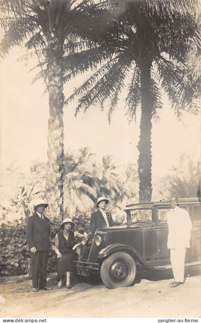 CPA SENEGAL CARTE PHOTO AVEC DES COLONS DEVANT UNE VOITURE ANCIENNE AVEC LEUR SERVITEUR - Sénégal