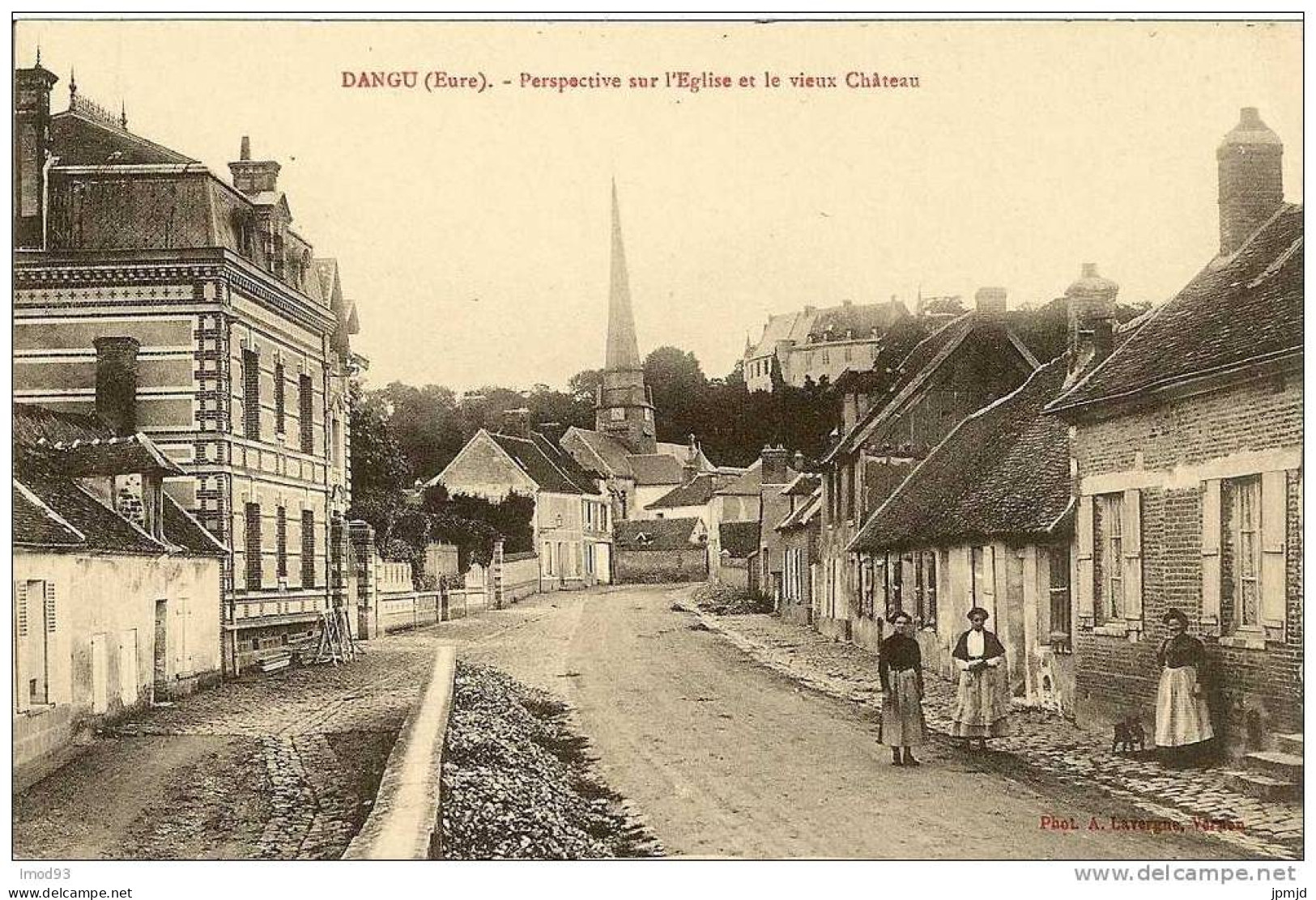 DANGU - Perspective Sur L'Eglise Et Le Vieux Château - Dangu