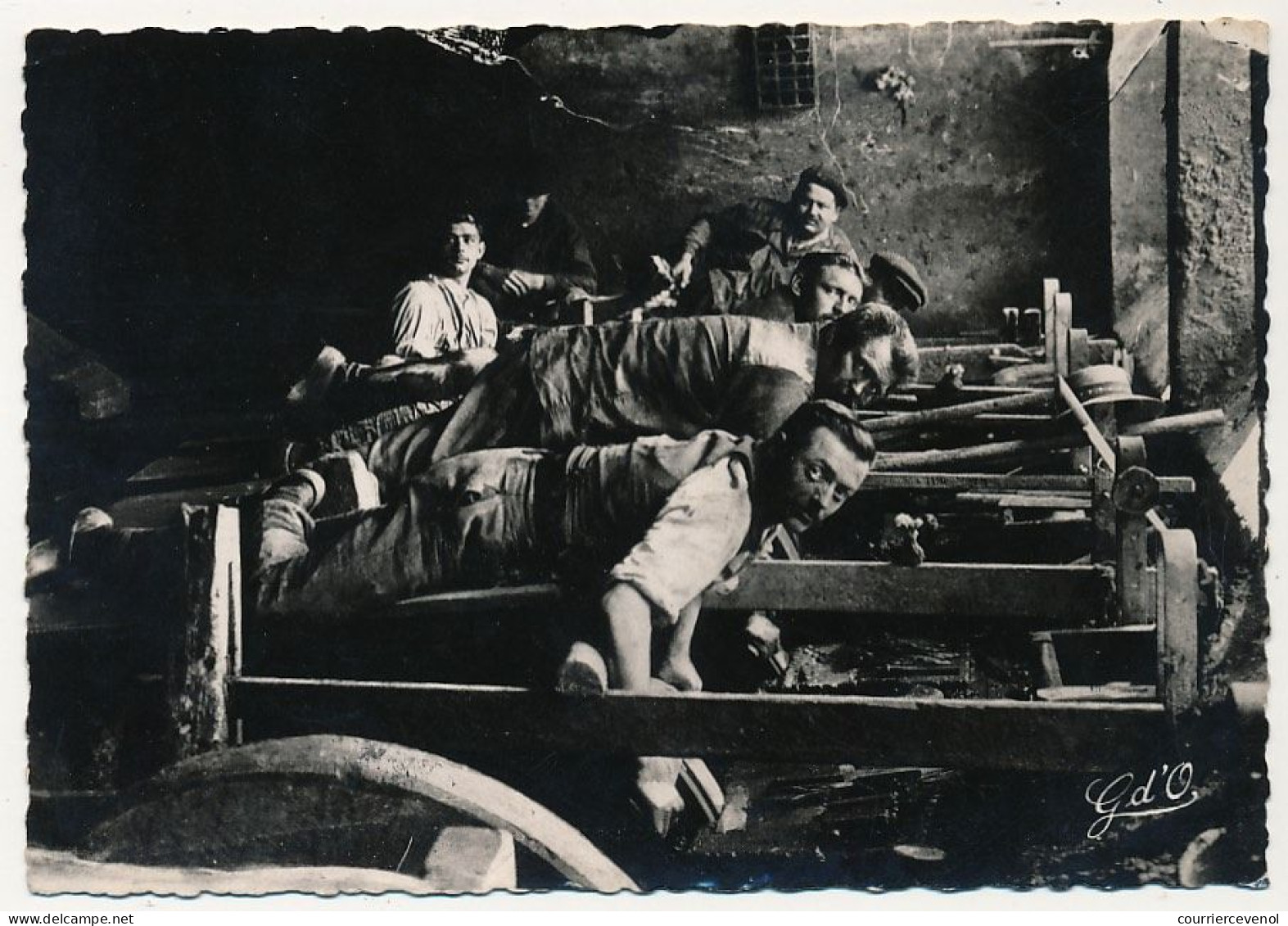 CPSM - THIERS (Puy De Dôme) - Intérieur D'une Coutellerie - Les émouleurs - Thiers