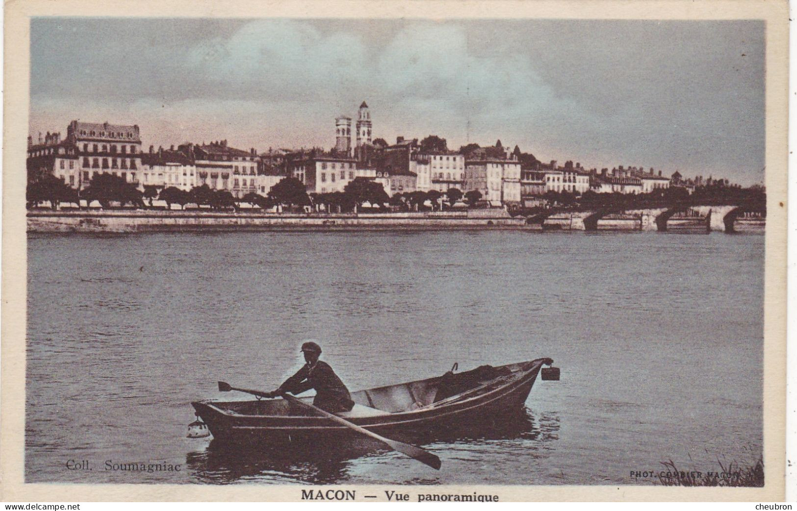 71. MACON. CPA COULEUR..  VUE PANORAMIQUE . PROMENEUR EN BARQUE SUR LA SAONE.+ TEXTE ANNEE 1940 - Macon