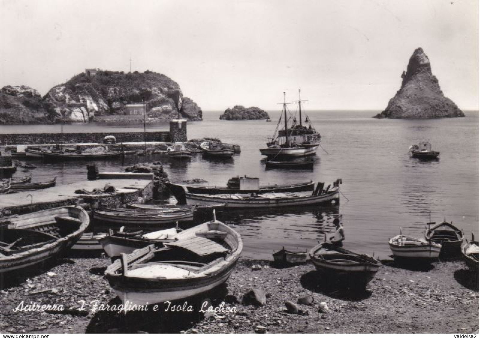 ACI TREZZA - ACI CASTELLO - DINTORNI DI ACIREALE - CATANIA - I FARAGLIONI E ISOLA LACHEA - BARCHE DA PESCA A RIVA - 1964 - Acireale