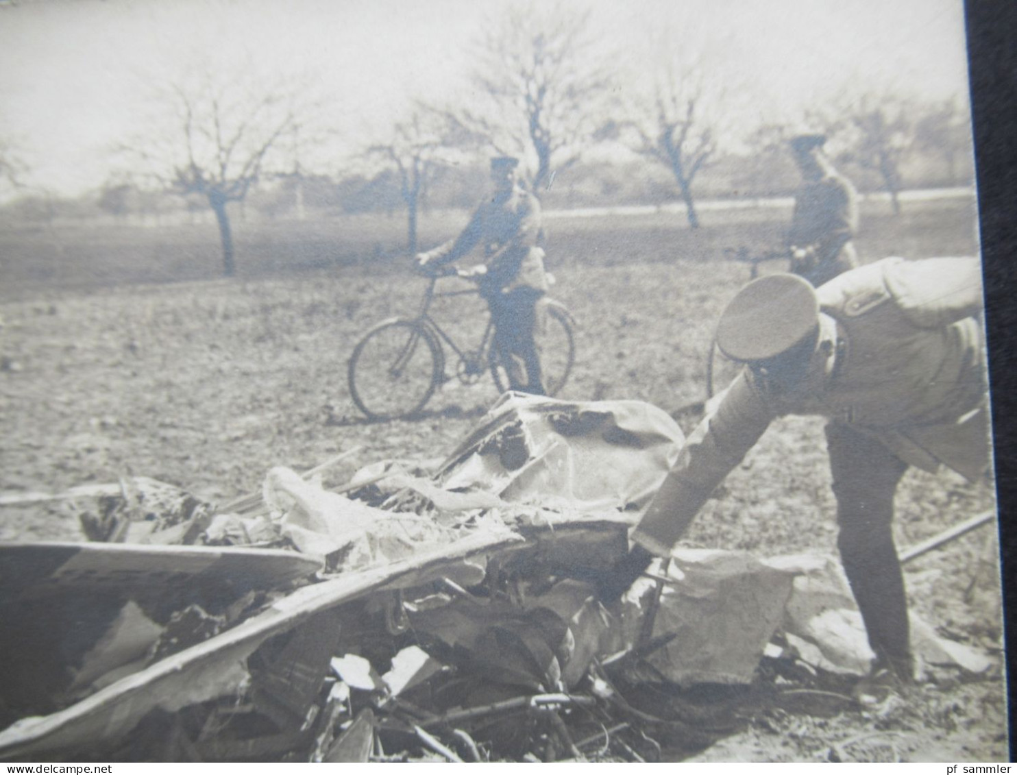 Interesssante AK / Echtfoto AK 1.WK Flugzeug / Flugzeugwrack / Absturz / Inf. Regt 52 / II. Armee / Feldpost 39 - 1914-1918: 1st War